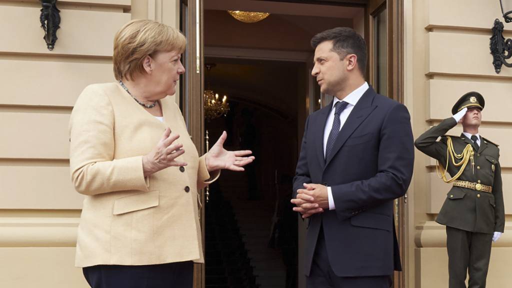 Wolodymyr Selenskyj (rechts), Präsident der Ukraine, und Bundeskanzlerin Angela Merkel (CDU) sprechen in Kiew. Bei ihrem Treffen am Sonntag haben die beiden Politiker Russland davor gewarnt, die neue Ostseepipeline Nord Stream 2 als «politische Waffe» zu nutzen.