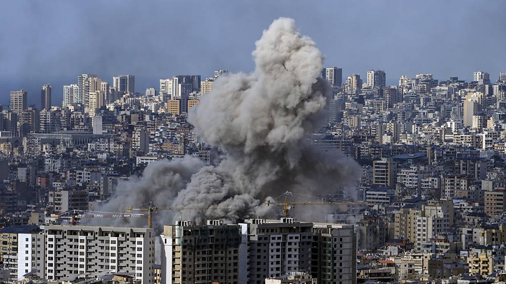 dpatopbilder - Nach einem israelischen Luftangriff auf Dahieh, einem südlichen Vorort von Beirut, Libanon, steigt Rauch auf. Foto: Bilal Hussein/AP