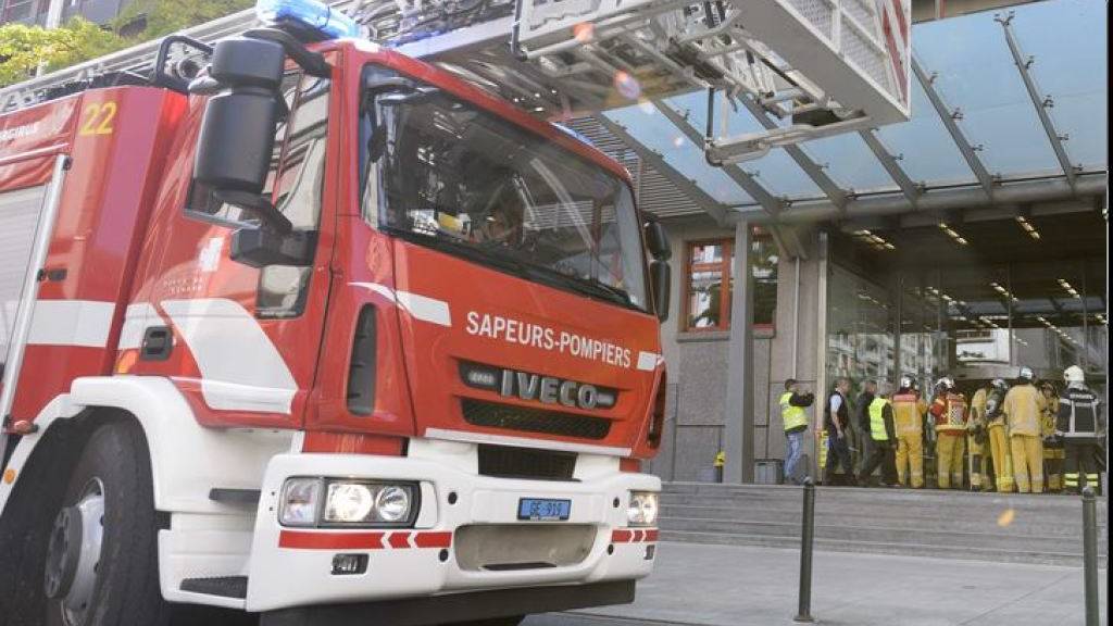 Die Feuerwehr evakuierte das vierstöckige Gebäude im Zentrum Genfs. Sie brachte 40 Anwohner in Sicherheit. Einige von ihnen wurden mit Verdacht auf Rauchvergiftungen ins Spital gebracht. (Symbolbild)