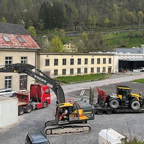 Mit ferngesteuertem Bagger und Zivilschutz – jetzt wird der Erdrutsch geräumt