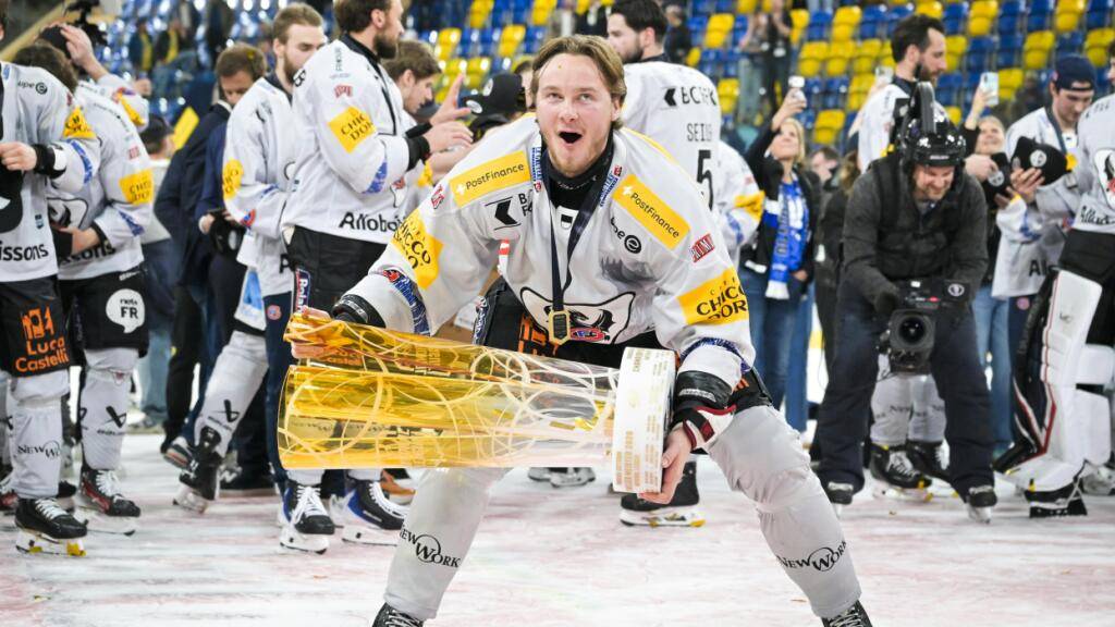 Der Topskorer bleibt beim Meister: Henrik Borgström im April mit dem Pokal