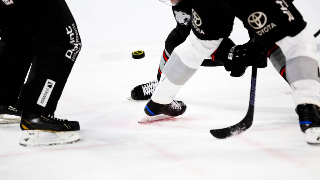 Eishockey_Spieler_Eis_unsplash