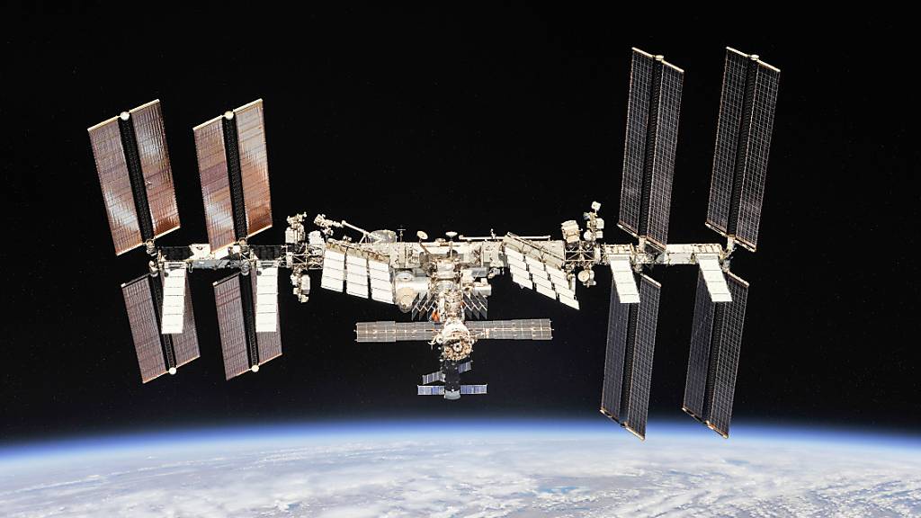 Das NASA-Handout zeigt die Internationale Raumstation (ISS). 