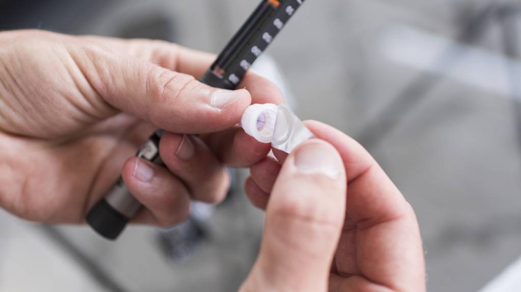 Menschen mit Typ-1-Diabetes müssen sich Insulin vor jedem Essen spritzen. (Archivbild)