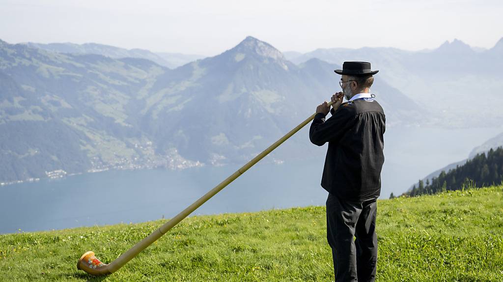 Ein Alphornbläser auf der Klewenalp NW, hoch über dem Vierwaldstättersee. (Archivaufnahme)
