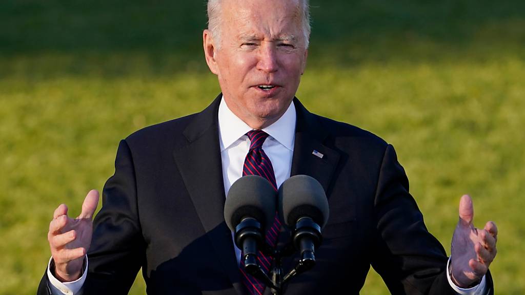 Joe Biden spricht vor der Unterzeichnung des Infrastrukturgesetzes während einer Zeremonie auf dem South Lawn des Weißen Hauses. Foto: Susan Walsh/AP/dpa