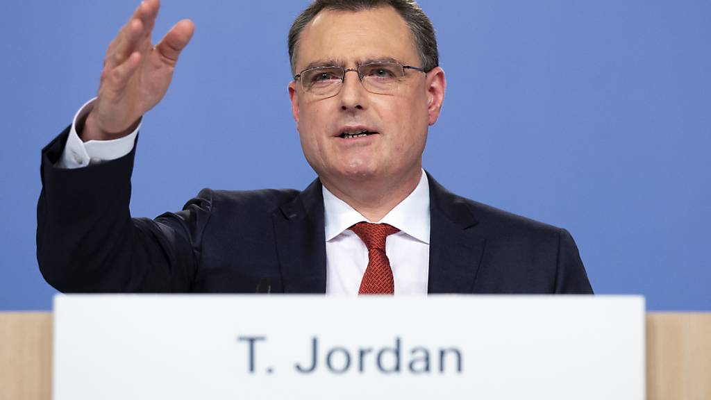 Thomas Jordan steht seit dieser Woche wieder auf der Kommandobrücke der Schweizerischen Nationalbank (SNB). Den vor gut fünf Wochen vorgenommenen medizinischen Eingriff am Herzen hat der frühere Wasserballer gemäss eigenen Aussagen gut überstanden. (Archivbild)