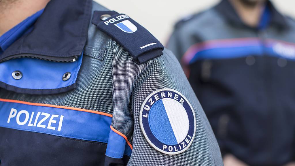 Die Luzerner Polizei hat nach einem Überfall auf ein Geschäft in Udligenswil einen Jugendlichen festgenommen. (Symbolbild)