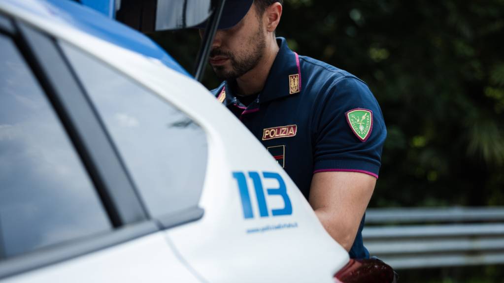 Gut versteckt im Kofferraum eines Autos haben italienische Beamte 20 Kilogramm Haschisch gefunden. Der Mann am Steuer, ein Italiener mit Schweizer Wohnsitz, wurde wegen Drogenhandels festgenommen. (Archivbild)