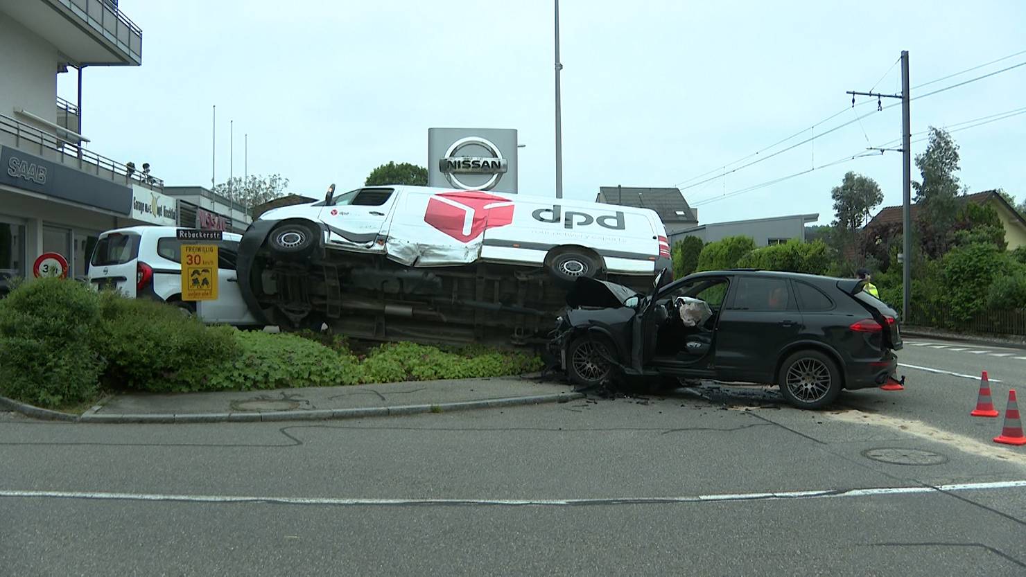 Unfall zwischen Porsche und Lieferwagen – mindestens eine Person