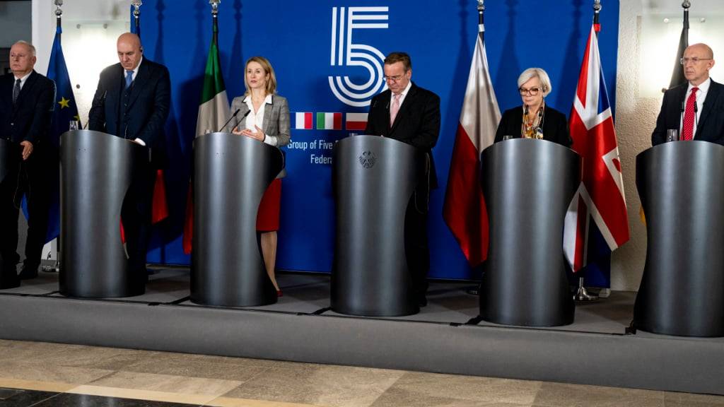 Pawel Zalewski (l-r), Staatssekretär des Polnischen Verteidigungsministeriums, Guido Crosetto, Italienischer Verteidigungsminister, Kaja Kallas, Hohe Vertreterin der EU für Außen- und Sicherheitspolitik, Boris Pistorius (SPD), Bundesminister der Verteidigung, Catherine Vautrin, Französische Verteidigungsministerin, John Healey, Britischer Verteidigungsminister, nehmen an einer Pressekonferenz des Group of Five-Treffen im Verteidigungsministerium teil. Der Verteidigungsminister trifft auf Amtskolleginnen und Amtskollegen aus Frankreich, Großbritannien, Italien und Polen, sowie die Hohe Vertreterin der Europäischen Union. Foto: Fabian Sommer/dpa