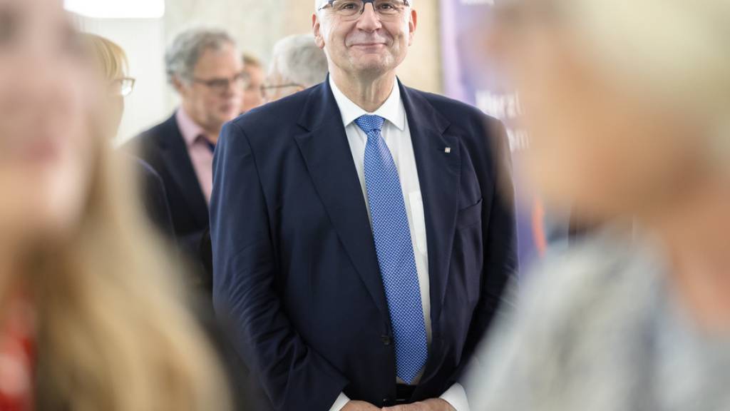Nationalrat und SVP-Parteipräsident Andreas Glarner betrachtet am Wahlsonntag die Resultate im Ratskeller des Grossratsgebäudes in Aarau. (KEYSTONE/Michael Buholzer)