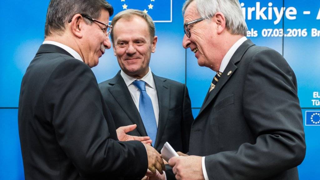 Der türkische Regierungschef Davutoglu, EU-Ratspräsident Tusk und EU-Kommissionschef Juncker bei der Pressekonferenz nach dem EU-Türkei-Gipfel. Bis zu einer Vereinbarung über die Flüchtlingskrise wird noch weiter verhandelt.