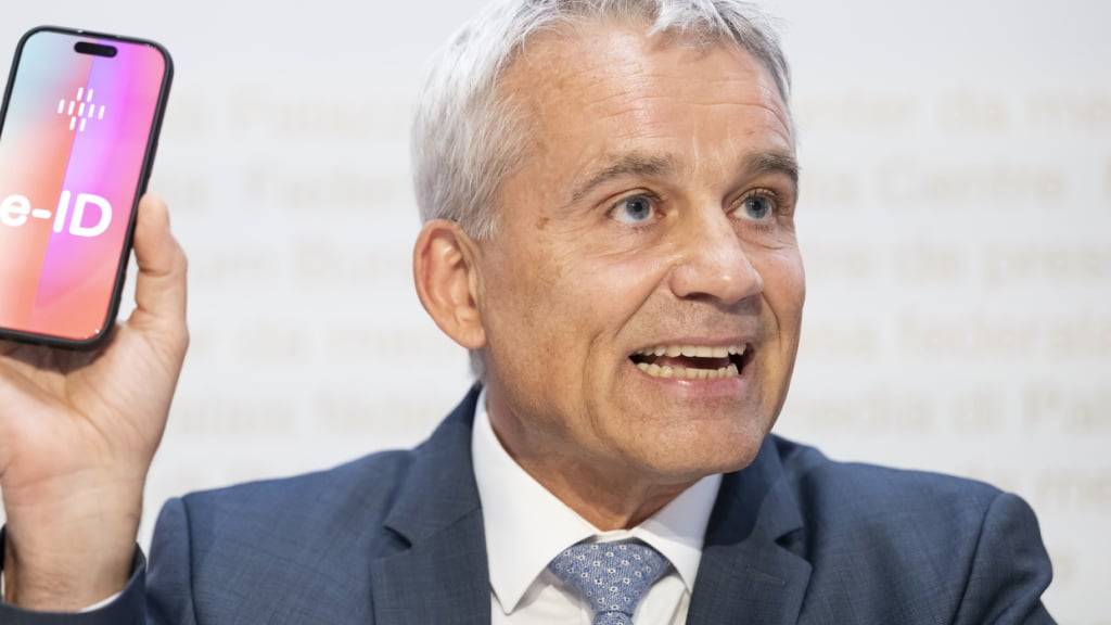 «Ein moderner, vertrauenswürdiger und sicherer digitaler Ausweis»: Justizminister Beat Jans stellt den Medien die Argumente für die Einführung der E-ID vor.