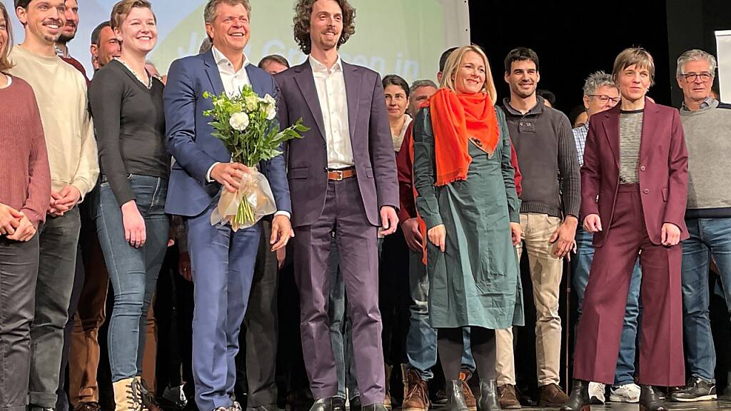 Ständeratskandidat Jürg Grossen (mit Blumenstrauss) inmitten  seiner Parteikolleinnen und -kollegen.