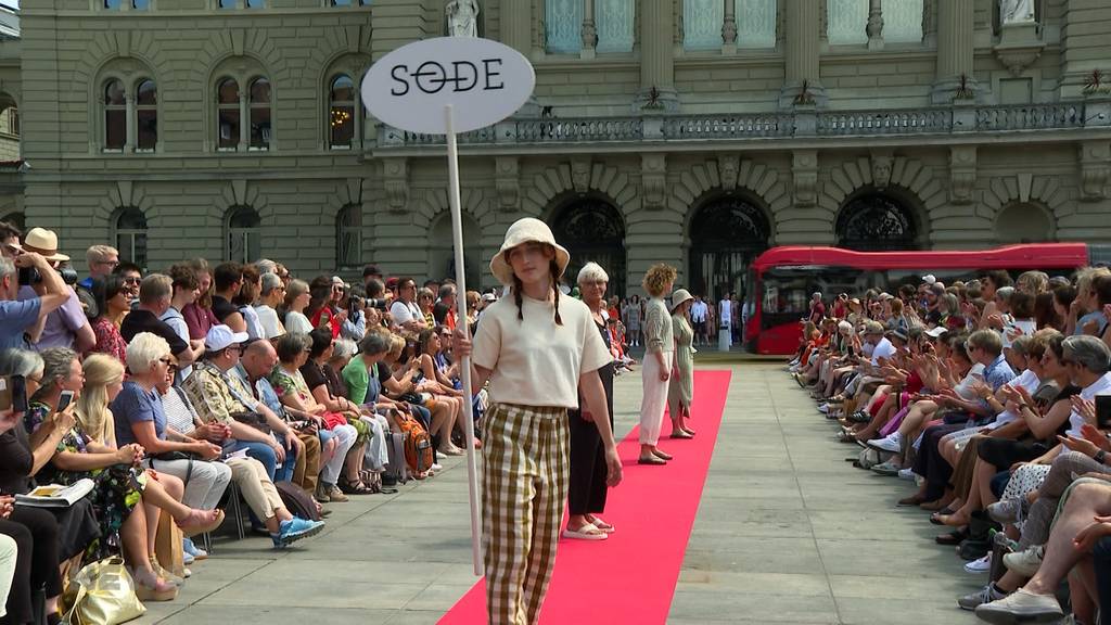 Viel farbiger Stoff am Laufmeter auf dem Bundesplatz