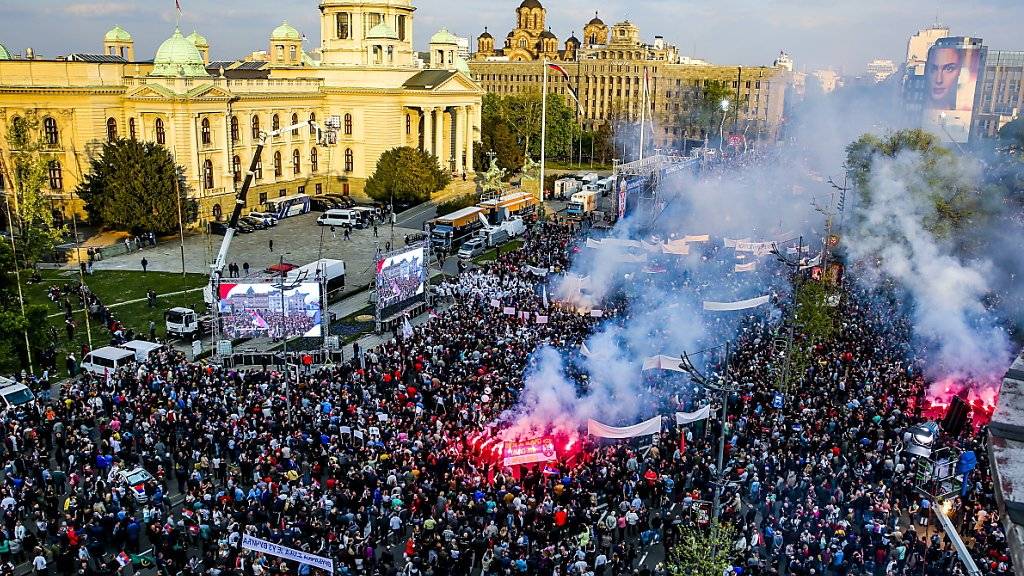 Mit einer Massenkundgebung reagierte Serbiens Präsident Vucic auf die seit Ende des vergangenen Jahres anhaltenden wöchentlichen Proteste der Opposition und regierungskritischer Bürger.