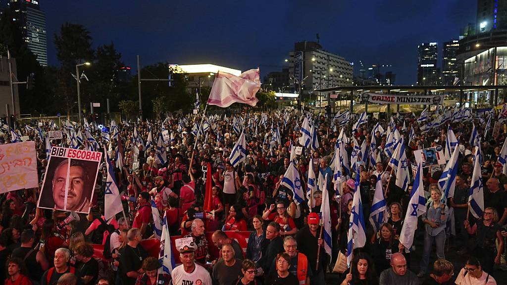 Menschen protestieren gegen die Regierung des israelischen Ministerpräsidenten Netanjahu und fordern die Freilassung der Geiseln. Foto: Ohad Zwigenberg/AP/dpa