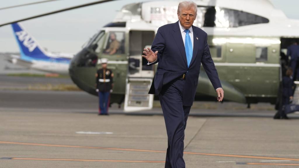 US-Präsident Donald Trump bereitet sich auf dem Flughafen Haneda auf den Einstieg in die Air Force One auf dem Weg nach Südkorea vor. Foto: Mark Schiefelbein/AP/dpa