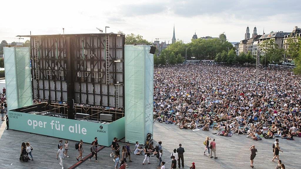 Die Freiluftveranstaltung «Oper für alle» lockte am Samstag über 14‘000 Personen auf den Sechseläutenplatz in Zürich.