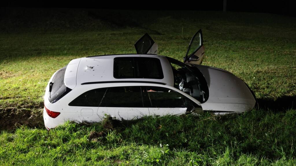 Bei einem Unfall in Oberägeri ZG wurde ein 33-jähriger Autofahrer am Freitagabend erheblich verletzt.