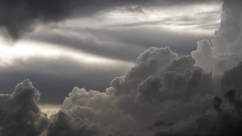 Neue Gewitter mit Starkniederschlägen sind angesagt: Schwarze Wolken über Thun. (Archivbild)