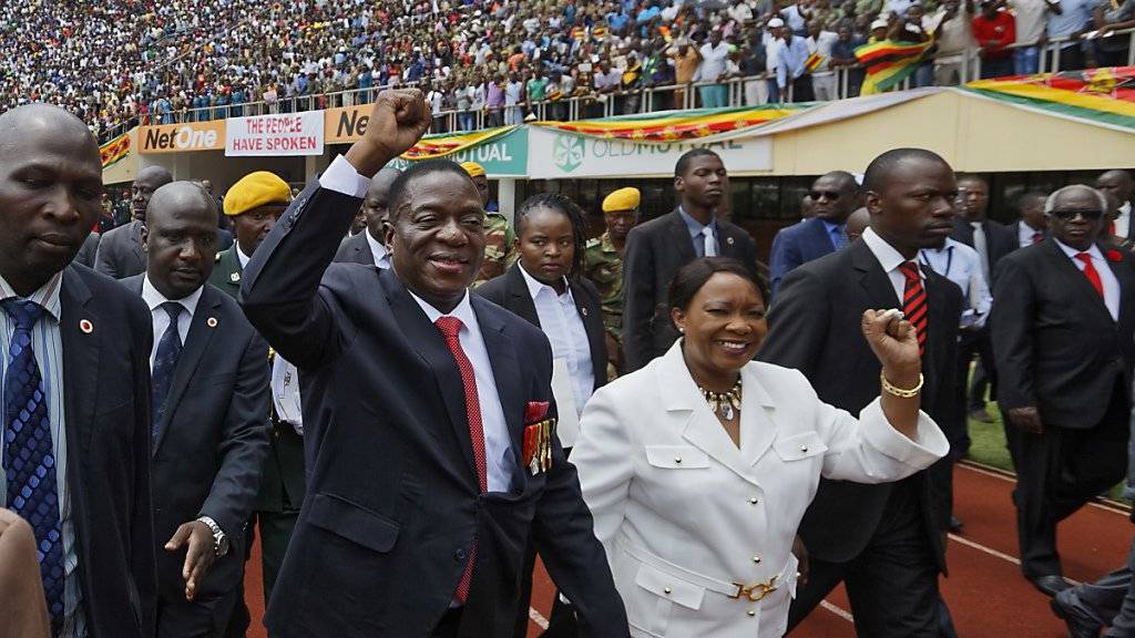 Simbabwes neuer Präsident Emmerson Mnangagwa mit seiner Frau Auxillia im Nationalstadion in Harare
