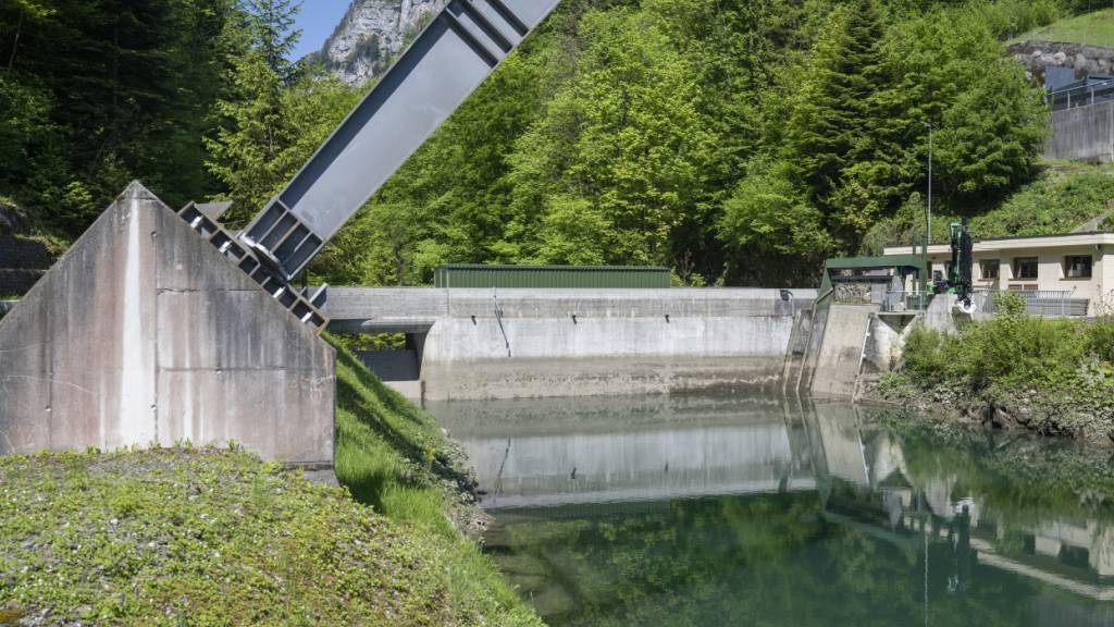 Das Wasserkraftwerk am Fluss Muota beim Schlattli des Stromversorgungsunternehmen EBS Energie AG im Muotathal. (Archivfoto)