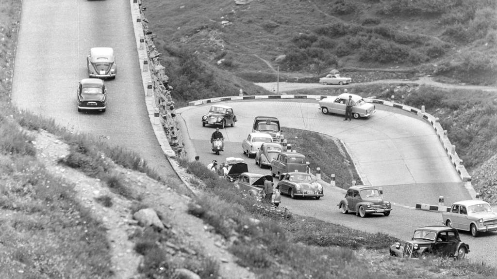 Verkehr auf dem Gotthardpass 1959