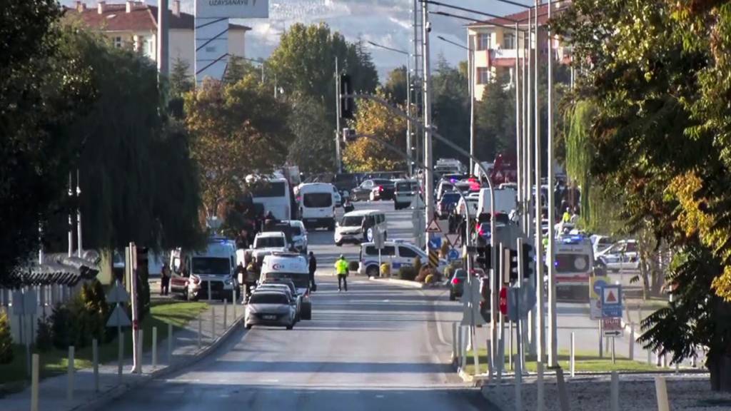 Rettungsteams und Polizeibeamte arbeiten am Stadtrand vor dem Unternehmensgelände der Türkischen Luft- und Raumfahrt. Foto: Uncredited/IHA/AP/dpa