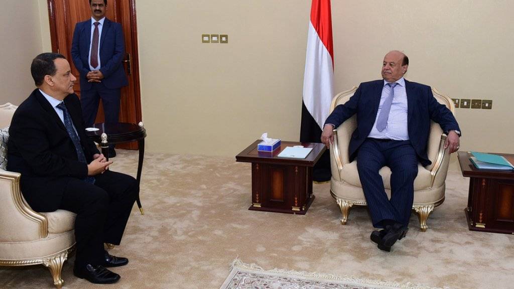 Der  UNO-Sondergesandte Ismail Ould Scheich Ahmed (links) bei Konsultationen mit dem jemenitischen Präsidenten Abd Rabbo Mansur Hadi in Aden. (Archiv)