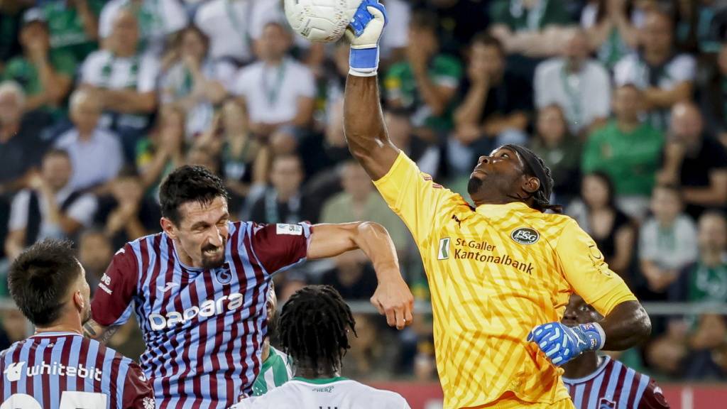 Der Herr der Lage im ausverkauften St. Galler Stadion: FCSG-Goalie Lawrence Ati Zigi überzeugte mit zahlreichen starken Paraden