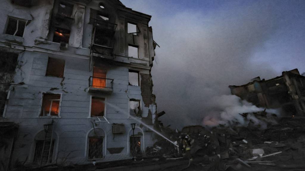 ARCHIV - Rettungskräfte löschen in Kramatorsk ein Feuer in einem Wohnhaus, das durch einen russischen Luftangriff zerstört wurde. Foto: Yevhen Titov/AP/dpa/Archivbild