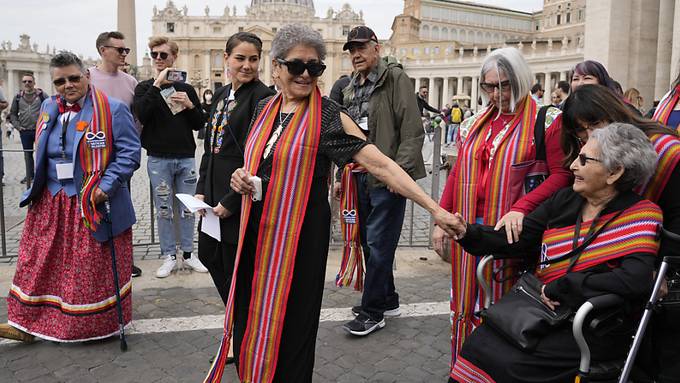 Leichenfunde an Internaten in Kanada: Papst trifft Indigene