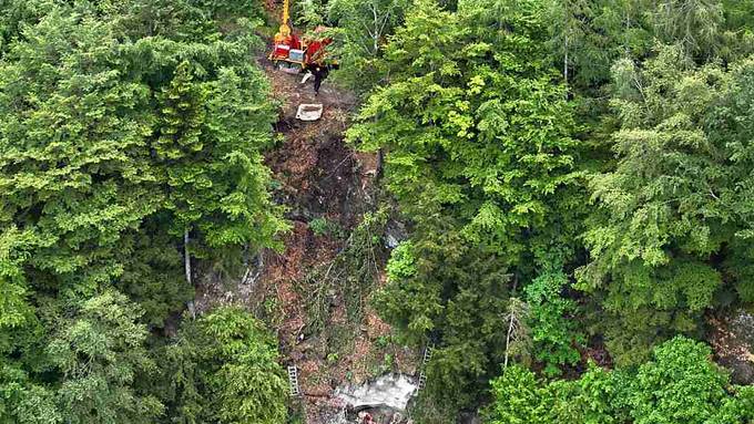 Wegen Sicherheit: Grosser Felsblock in Oberwil abgetragen