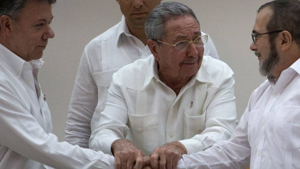 Unter Vermittlung von Kubas Präsident Raul Castro (Mitte) einigten sich im September der Päsident Kolumbiens, Juan Manuel Santos (links) und der Kommandant der FARC-Rebellen, Timoleon Jimenez, auf eine juristische Aufarbeitung des Konflikts. Nun erreichten sie eine weitere Einigung. (Archiv)