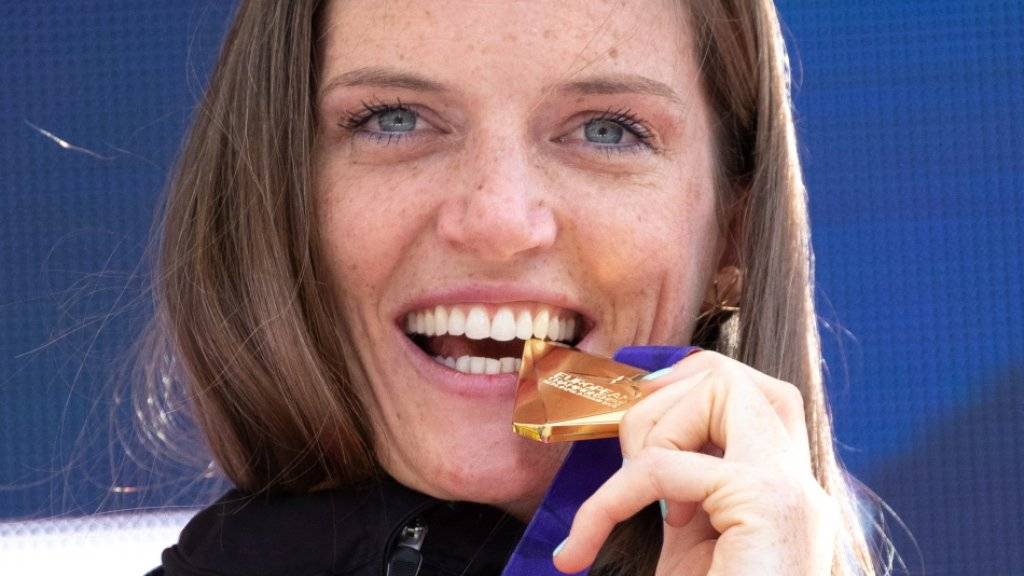 Nun hält sie sie endlich in den Händen: Lea Sprunger strahlt mit ihrer Goldmedaille.