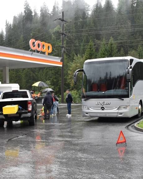 Frau steigt aus Bus aus und wird angefahren FM1Today