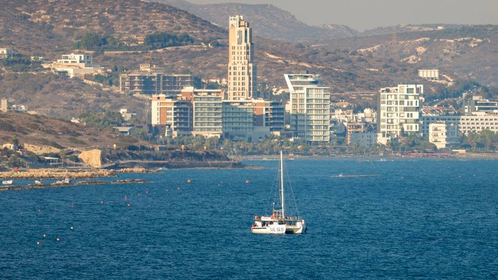 ARCHIV - Blick auf Hotels und Wohnhäuser an der Südküste Zyperns. Foto: Christoph Reichwein/dpa/Symbolbild