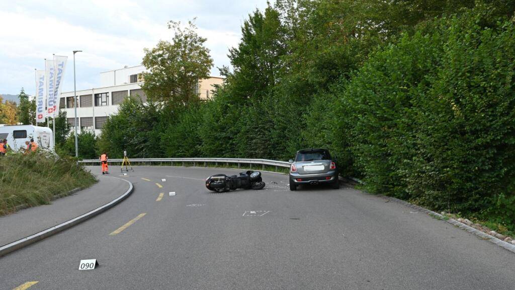 Motorradfahrer stirbt nach Kollision mit Auto in Hombrechtikon