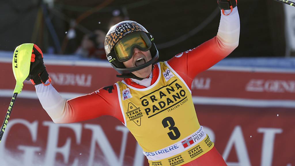 Wendy Holdener jubelt im Zielraum von Sestriere über ihren zweiten Weltcup-Slalomsieg in Serie
