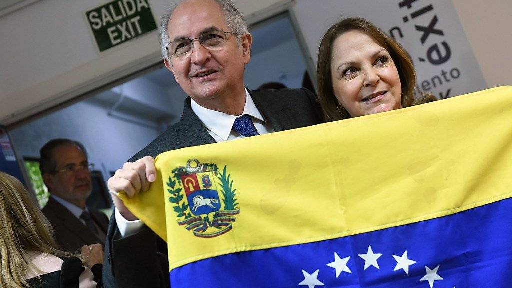 Der venezolanische Oppositionelle Antonio Ledezma (hier mit seiner Frau) will aus dem spanischen Exil die Regierung in seinem Heimatland bekämpfen.