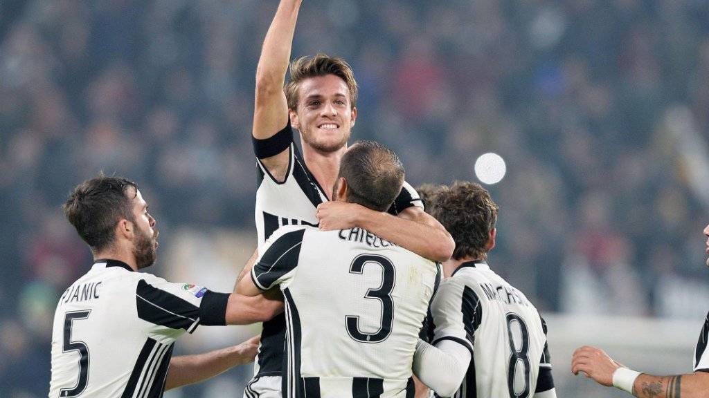 Juventus-Verteidiger Daniele Rugani (Mitte) feiert sein Tor gegen Atalanta