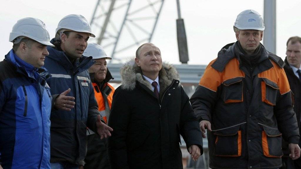 Wladimir Putin am Mittwoch auf der Baustelle der ersten Brücke zwischen dem russischen Festland der Krim.