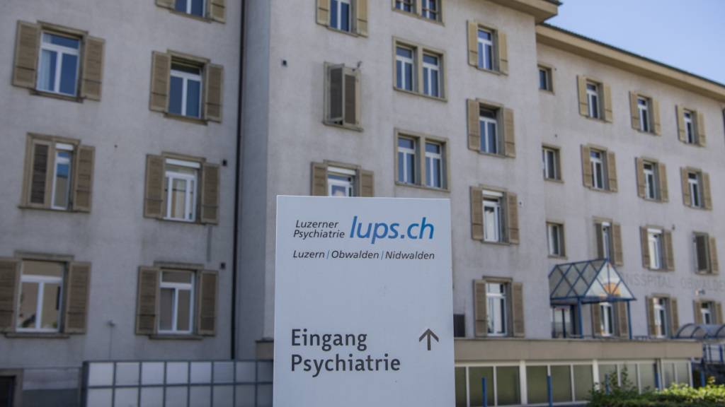 Die Luzerner Psychiatrie will ihre Betriebe, wie der Klinik in Sarnen OW, mit einer Neuausrichtung für die Zukunft fit machen. (Archivaufnahme)