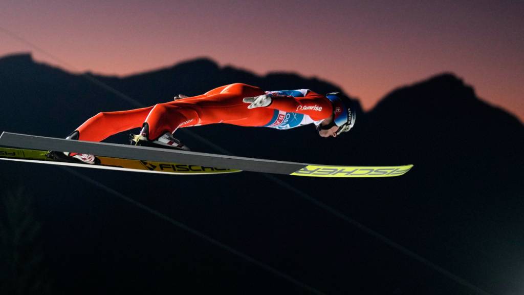 Die extreme Vorlage zahlt sich aus: Gregor Deschwanden findet im Nachthimmel von Oberstdorf das Luftpolster, das ihn nach unten trägt