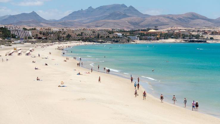 Zu den Kanarischen Inseln in Spanien, gehört unter anderem die Insel Fuerteventura. Die Inselgruppe ist eine beliebte Feriendestination.