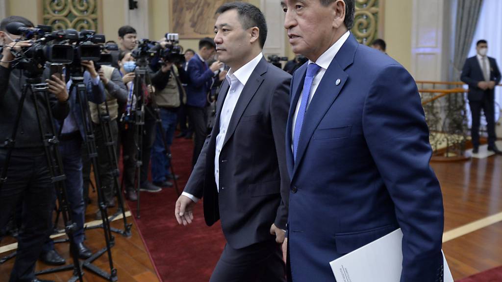 Sooronbai Dscheenbekow (r), zurückgetretener Präsident von Kirgistan, und Sadyr Schaparow, der neue Ministerpräsident von Kirgistan, treffen ein, um an einer offiziellen Zeremonie der Machtübergabe im kirgisischen Parlament teilzunehmen. Foto: Vladimir Voronin/AP/dpa