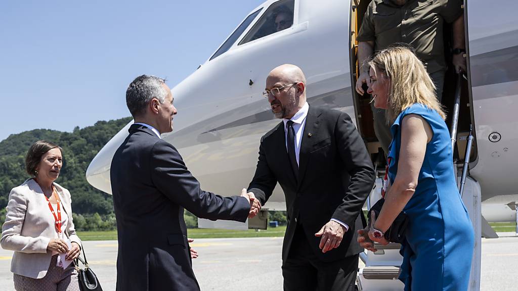 Bundespräsident Ignazio Cassis (links) hat am Sonntag den ukrainischen Ministerpräsidenten Denys Schmyhal (Mitte) auf dem Flughafen Agno im Tessin empfangen, am Vorabend der Lugano-Konferenz über den Wiederaufbau der Ukraine.