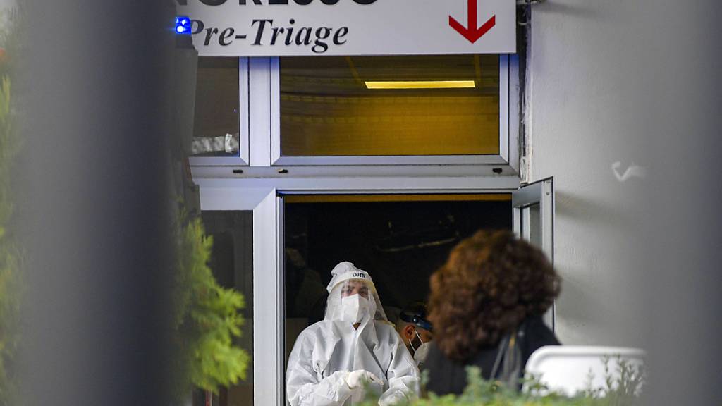 Medizinisches Personal in Schutzkleidung steht in der Notaufnahme des Cardarelli-Krankenhauses. Foto: Alessandro Pone/LaPresse/AP/dpa